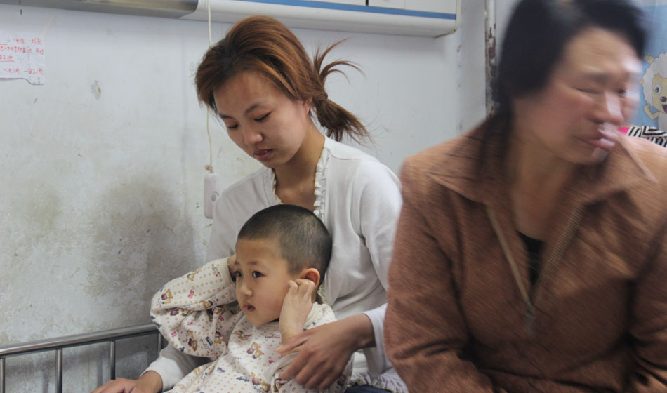 骨穿刺之后的小彬嫻心理產(chǎn)生了恐懼感，面對(duì)前來(lái)看望她的好心人士她會(huì)叫著捂上耳朵，使勁往媽媽的身體里躲，她總害怕自己再次承受那樣的疼痛。小彬嫻每一次這樣的舉動(dòng)都深深刺痛著家人的心，他們不想讓孩子如此痛苦，又不想放棄治療，因?yàn)獒t(yī)生說(shuō)小彬嫻病情的治愈率挺高的，他們一定要陪孩子堅(jiān)強(qiáng)地區(qū)戰(zhàn)勝病魔。