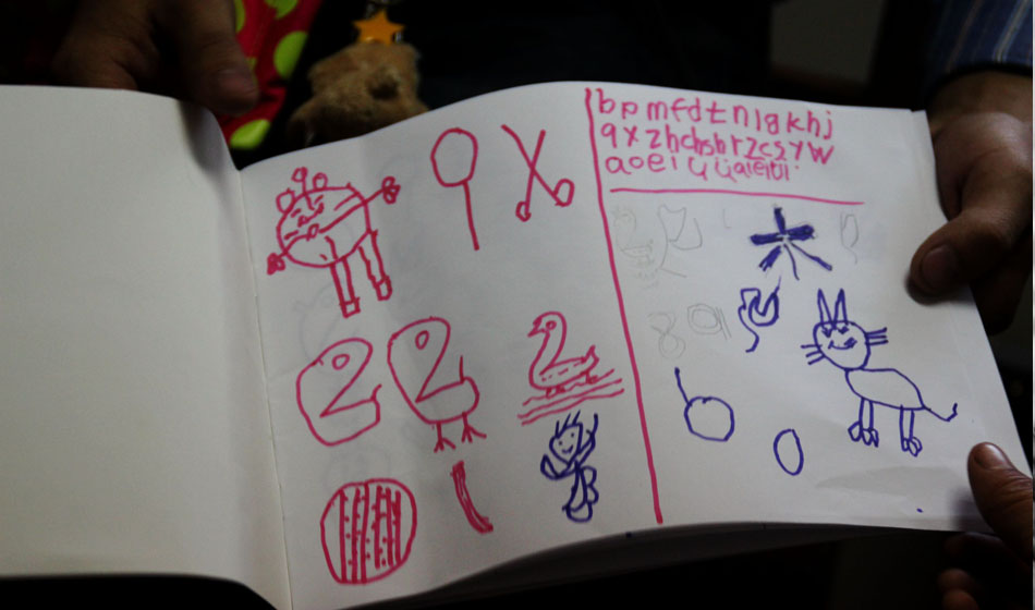 她還記得老師教給她的東西，或許她的畫中隱藏著小小的內(nèi)心深處的期盼。