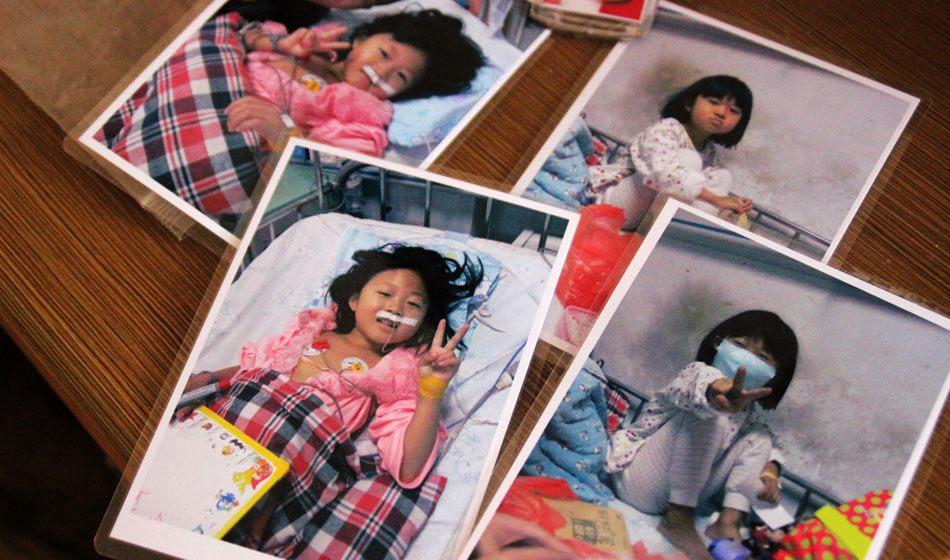 骨穿刺之前的輸血治療，小彬嫻的叔叔給她拍下的定格的微笑?！盀榱诵”驄?，家里最值錢的三馬車賣掉了，她叔叔把自己心愛的小車也賣掉了。”桑先生看到女兒就覺得一切都值！