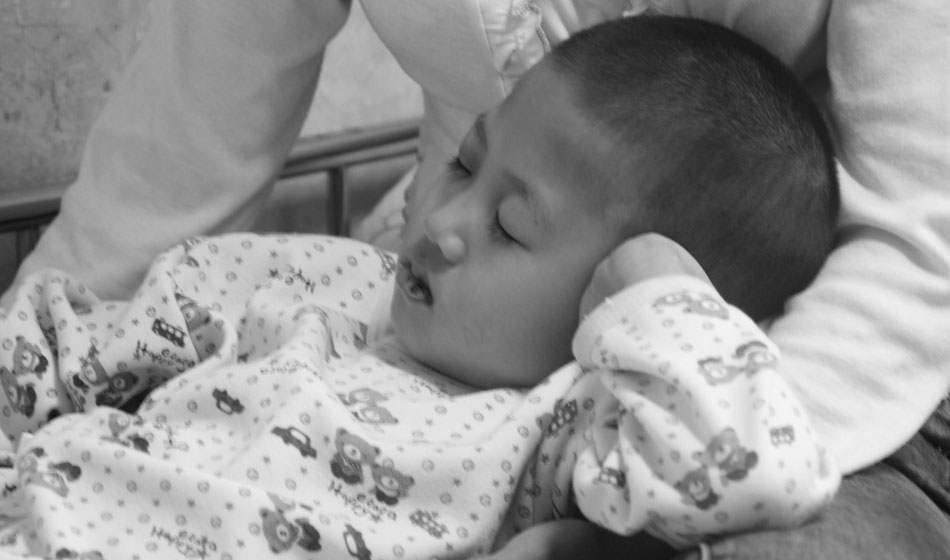 從生病那一天起，媽媽很少下床，她要時(shí)刻陪著小彬嫻，她知道女兒離不開自己。在病床上媽媽就是小彬嫻最安全的避風(fēng)港，就連睡覺也要躺在媽媽的懷里，這樣才安心。