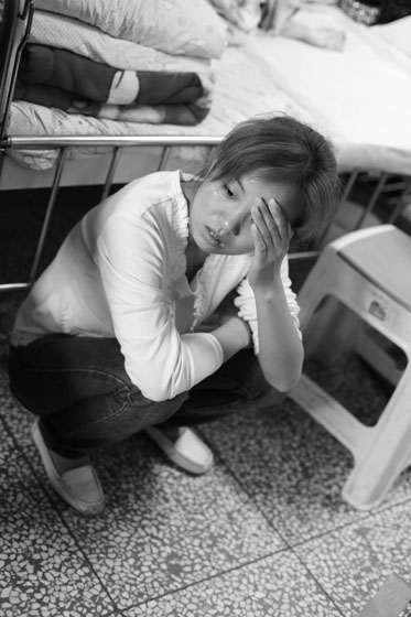 女兒熟睡之后，媽媽總會(huì)一個(gè)人想很多，女兒的病情、巨額的醫(yī)療費(fèi)用時(shí)刻充斥著她的大腦，年輕的媽媽在這種情境下變得憔悴了很多，她不知道小彬嫻什么時(shí)候會(huì)好起來(lái)，帶著她穿梭在小公園里看著她稚嫩的笑。