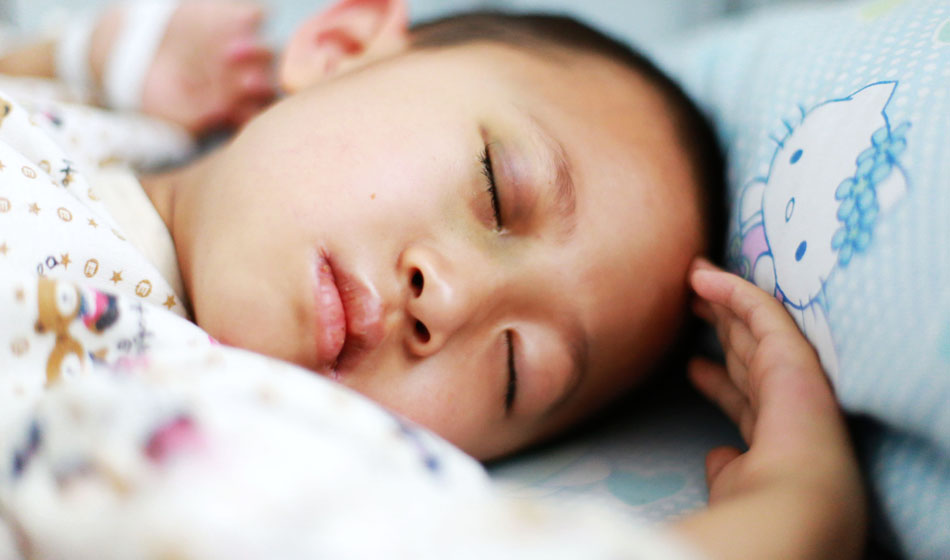 小彬嫻眼部、嘴部、脖子等出血點(diǎn)致使她無(wú)法吃硬東西，不小心劃破一下對(duì)她就是最大的損失，每個(gè)人都在保護(hù)著她，包括幼小的她自己。