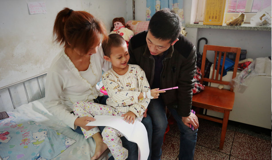 最近一段時(shí)間，小彬嫻似乎意識(shí)到了什么，只要醫(yī)生向她走來(lái)，哪怕是哭著她也會(huì)主動(dòng)伸出胳膊，接受每天一次的皮下組織注射，“我不能流血，治好我才能回家?！彼紝W(xué)會(huì)了自我安慰。這個(gè)午后，她拿起愛心人士送給她的畫筆和畫紙開心地玩了起來(lái)，爸爸媽媽也終于露出了久違的笑臉，他們必須強(qiáng)忍著壓力給女兒更多的快樂。