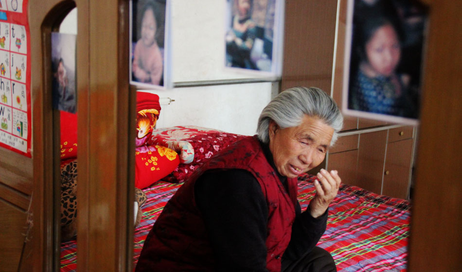 小彬嫻80歲的老奶奶每天在家祈禱小彬嫻早日回來(lái)?！袄夏棠套钣H”這是小彬嫻對(duì)“誰(shuí)最親”這個(gè)問題最多的回答，小彬嫻和老奶奶就像是一對(duì)好朋友，兩個(gè)人在一起總是歡聲笑語(yǔ)。而現(xiàn)在，老奶奶每天看著鏡子前的小彬嫻的照片就會(huì)淚流滿面。