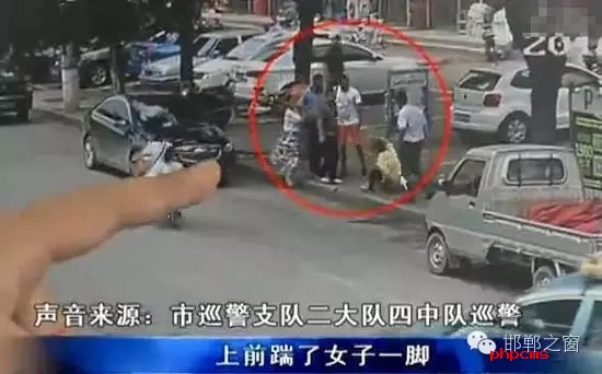 8月5日，市巡警支隊(duì)二大隊(duì)四中隊(duì)巡警在水廠路上巡邏時(shí)，突然一名神色慌張的男子攔下了警車，男子向巡警說(shuō)他的愛人被打了。巡警立即查看情況，發(fā)現(xiàn)一名約30歲的女子手捂腹部倒在便道上，巡警立即撥打了110和120。經(jīng)了解得知，受傷女子于某某已懷有兩個(gè)月身孕，于某某的丈夫與男子有經(jīng)濟(jì)糾紛，當(dāng)天男子找于某某的丈夫要錢，結(jié)果起了爭(zhēng)執(zhí)。巡警從醫(yī)院了解到于某某不幸流產(chǎn)。