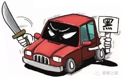 8月3日上午，公交分局接群眾報警稱，在汽車西站搭乘一輛白色奧拓(黑出租車)時，被該車司機持刀搶劫2600元。公交分局迅速組織警力現(xiàn)場勘查、走訪調(diào)查、調(diào)取天網(wǎng)監(jiān)控視頻、尋找嫌疑人蹤跡，經(jīng)大量工作，于次日凌晨6時許，辦案民警在復(fù)興區(qū)大乘寺附近發(fā)現(xiàn)嫌疑人的活動蹤跡。經(jīng)縝密布控，辦案民警在火車站一舉將犯罪嫌疑人張某某抓獲，犯罪嫌疑人張某某對持刀搶劫乘客的犯罪事實供認不諱。