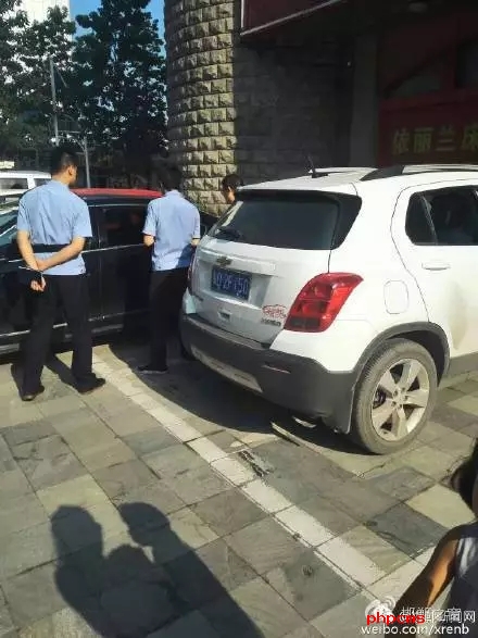 網(wǎng)友爆料：8月10日晚，邯鄲人民路西段，天晁小區(qū)附近，家具大世界門前，十幾輛小車玻璃被砸，車內(nèi)有價值財物被洗劫一空，目前警方已介入調(diào)查。