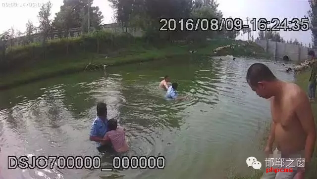 8月9日，邯鄲邱縣新馬頭鎮(zhèn)恒莊村南、駕校南側(cè)河道內(nèi)有一男一女兩人落水，民警接警后迅速趕到現(xiàn)場將二人拖上岸。經(jīng)了解得知，二人系夫妻，當(dāng)日二人開車從家里出來到縣城辦事，路上因瑣事發(fā)生爭吵，車子開到駕校南側(cè)河邊時，男子氣憤的停下車，跳入河中聲稱要自殺，其妻見狀也跳進了河里，要一起去死。