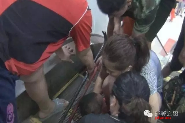 8月11日下午2點(diǎn)，曲周縣百貨大樓一名幼兒手臂卡入滾動(dòng)扶梯，接到報(bào)警后，邯鄲消防曲周中隊(duì)立即趕赴現(xiàn)場(chǎng)進(jìn)行救援。據(jù)商場(chǎng)工作人員介紹，幼兒母親在一旁買(mǎi)水時(shí)，沒(méi)注意幼兒爬到電梯口玩耍不慎將手臂卡住。