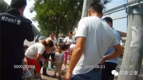 8月11日上午，邯鄲武安市公安局巡特警大隊(duì)民警巡邏至富強(qiáng)路北頭格力空調(diào)對(duì)面時(shí)，發(fā)現(xiàn)一名三歲小男孩獨(dú)自一人在路邊哇哇大哭。巡邏民警迅速下車(chē)詢(xún)問(wèn)，從他斷斷續(xù)續(xù)的講述中，得知孩子未經(jīng)大人同意，自己跑出來(lái)玩，找不到家了，民警經(jīng)多方努力，終于安全把孩子送回家。