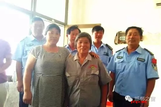 8月10日下午，何某到臨漳縣醫(yī)院給孩子看病，不慎將錢(qián)包丟失?？h醫(yī)院保潔員張付榮打掃衛(wèi)生時(shí)，在走廊坐椅上發(fā)現(xiàn)了錢(qián)包，看了看錢(qián)包里有很多錢(qián)和卡，她在原處等了好久也沒(méi)見(jiàn)人來(lái)領(lǐng)取，便將錢(qián)包送到保安室，經(jīng)清點(diǎn)發(fā)現(xiàn)里面有2700多元現(xiàn)金及銀行卡。幾經(jīng)周折，終于找到了著急尋找錢(qián)包的何某，通過(guò)確認(rèn)無(wú)誤后，將錢(qián)包交還到了失主手中。