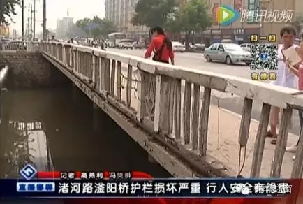 最近住在渚河路滏陽(yáng)橋附近的居民們反映，說(shuō)滏陽(yáng)橋護(hù)欄破損嚴(yán)重，每次從橋上通過(guò)時(shí)，都提心吊膽，附近居民為了安全，用繩子簡(jiǎn)單的進(jìn)行圍擋。