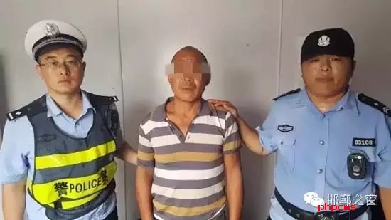 8月12日9時(shí)許，邯鄲大名鋪上高速口檢查站執(zhí)勤民警在對(duì)一輛由魏縣開(kāi)往北京客車(chē)進(jìn)行安檢時(shí)，發(fā)現(xiàn)一名網(wǎng)上逃犯。經(jīng)核查，該男子為王某平，系涉嫌濫伐林木網(wǎng)上逃犯。該王于今年3月份在未有辦理《林木采伐許可證》的情況下，亂砍濫伐林木97棵。