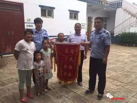 8月份，雞澤縣局店上派出所在開(kāi)展入戶(hù)訪(fǎng)查工作中了解到，2011年，浮東三村村民孟某與外地女子唐某（云南省昭通市人）結(jié)婚，戶(hù)口沒(méi)有遷移，因是二婚，妻子唐某帶有的三個(gè)孩子也跟隨孟某生活，三個(gè)孩子均沒(méi)有戶(hù)口。不幸的是，其妻子唐某在2015年年底因車(chē)禍死亡，三個(gè)孩子無(wú)法取得醫(yī)學(xué)證明，就一直未能申報(bào)戶(hù)口。民警在獲悉此情況后，主動(dòng)上門(mén)對(duì)這3個(gè)無(wú)戶(hù)口孩子進(jìn)行入戶(hù)調(diào)查，經(jīng)過(guò)一周的緊張工作，雞澤縣局店上派出所會(huì)同縣局戶(hù)政股為這3個(gè)孩子解決了戶(hù)口問(wèn)題，最終將3個(gè)孩子的戶(hù)口頁(yè)交到孟某手中。