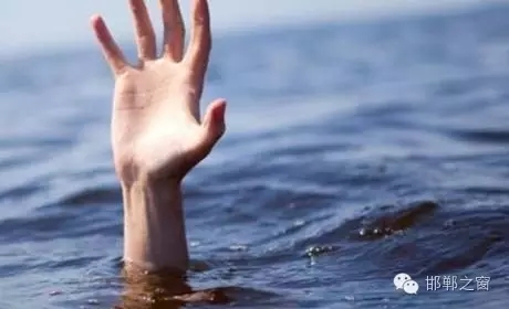 8月11日下午4點(diǎn)左右，邯鄲臨漳縣油房村村主任程艮生像往常一樣在自己負(fù)責(zé)的區(qū)域巡查，在快要接近漳河時(shí)，程艮生發(fā)現(xiàn)不遠(yuǎn)處有兩個(gè)人在水里撲騰。程艮生用盡全力將兩人救上岸。“兩個(gè)孩子才十八九歲，正值大好年華。”回憶起當(dāng)時(shí)情形，程艮生依然心有余悸。