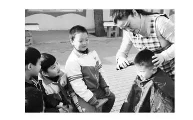 “苗老師理發(fā)又快又好看！”昨日是二月二“龍?zhí)ь^”的好日子，邯鄲市叢臺(tái)區(qū)滏東小學(xué)教師苗艷敏義務(wù)給十多名留守兒童理發(fā)，受到了眾人好評(píng)。為擁有這門(mén)手藝，苗艷敏利用節(jié)假日暗中“修煉”了3年。 早在2014年2月，苗艷敏就從網(wǎng)上購(gòu)買(mǎi)了電動(dòng)理發(fā)器，每逢節(jié)假日便去理發(fā)店觀摩學(xué)習(xí)。經(jīng)過(guò)一個(gè)多月的鉆研，她把愛(ài)人當(dāng)成了第一個(gè)“試驗(yàn)品”，結(jié)果以失敗告終。 為真正學(xué)好理發(fā)手藝，苗艷敏除了光顧各理發(fā)店取經(jīng)外，還經(jīng)常上網(wǎng)學(xué)習(xí)。功夫不負(fù)有心人，經(jīng)過(guò)3年多的修煉，她的手藝越來(lái)越嫻熟，漸漸得到了大家的認(rèn)可。 今年二月二，她特意從家里帶來(lái)理發(fā)工具，為廣大師生一展才藝。