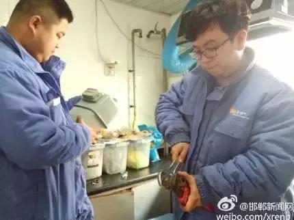 2月28日，邯鄲華潤(rùn)燃?xì)夤竟ぷ魅藛T對(duì)我市叢臺(tái)花園，滏新家園等燃?xì)庥脩暨M(jìn)行安檢，截止目前，該公司已入戶安檢21938戶，發(fā)現(xiàn)隱患并整改1564戶。根據(jù)相關(guān)規(guī)定，燃?xì)饨?jīng)營(yíng)企業(yè)每?jī)赡晷鑼?duì)所管轄范圍內(nèi)的燃?xì)庥脩暨M(jìn)行一次入戶安全檢查工作，其目的是查找安全隱患，確保用戶安全用氣。