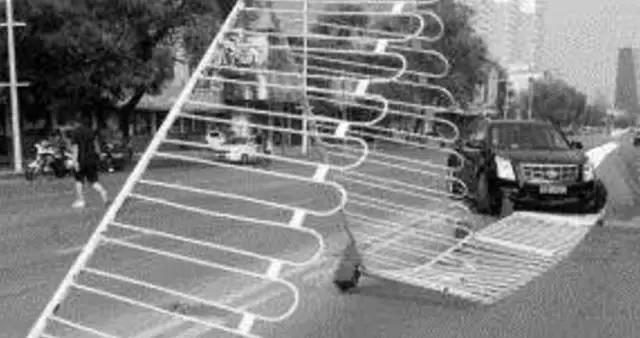 2月13日晚，在河北省邯鄲市渚河路與光明大街交叉口發(fā)生的一起交通逃逸事故。剛輸完液的受害人從羅城頭村口由南向北行駛，正準(zhǔn)備左轉(zhuǎn)時(shí)，卻被迎面而來(lái)的逆行車輛撞飛在地，該司機(jī)并沒(méi)有停車，而是加速向南行駛，瞬間就消失的無(wú)影無(wú)蹤了。 隨后，邯山大隊(duì)事故科的民警趕到現(xiàn)場(chǎng)。查出這輛肇事車輛就在這起事故發(fā)生的三分鐘前，就在位于中華大街渚河路東南角的金業(yè)小區(qū)的停車場(chǎng)，撞斷停車場(chǎng)的欄桿后加速逃離了現(xiàn)場(chǎng)。 而前面的這起事故，應(yīng)該就是該車在逃逸的過(guò)程中行駛到羅城頭附近，撞人后再次逃逸。通過(guò)天網(wǎng)監(jiān)控顯示，這輛轎車拐進(jìn)一小區(qū)后，就一直沒(méi)有出現(xiàn)過(guò)。2月14日凌晨2點(diǎn)05分警車到達(dá)該小區(qū)，經(jīng)過(guò)近半個(gè)小時(shí)的搜索，民警在小區(qū)的一個(gè)角落里找到了這輛肇事車輛。這起發(fā)生在2月13號(hào)的交通肇事逃逸案宣告告破。