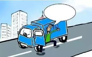 2月27日凌晨，邯鄲市一名男子套用其表哥A2駕駛證信息駕駛大貨車進(jìn)入市區(qū)，沒(méi)成想因?yàn)樽旖堑囊活w痣被交警看出破綻，不僅被公安機(jī)關(guān)依法行政拘留了15天，而且被罰款1500元。在事實(shí)面前，駕駛?cè)瞬坏貌怀姓J(rèn)自己無(wú)證，試圖用表哥的駕駛證蒙混過(guò)關(guān)。